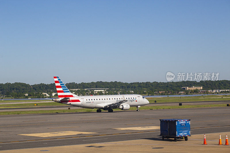 在DCA机场的美国鹰Embraer ERJ-175LR飞机N129HQ